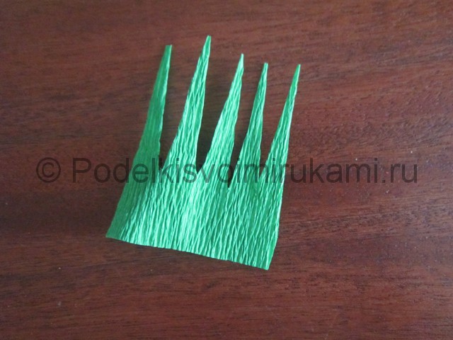 Из зелёной бумаги вырезаем чашелистики.