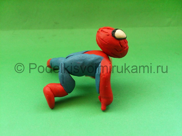 Человек-паук из пластилина. Итоговый вид поделки. Фото 2.
