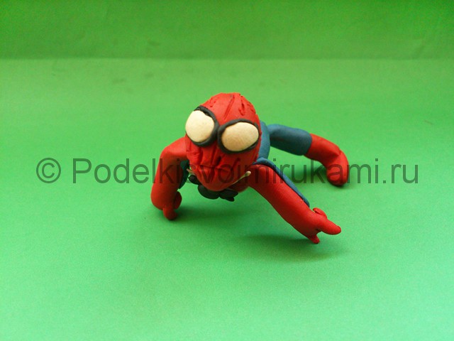 Человек-паук из пластилина. Итоговый вид поделки. Фото 3.