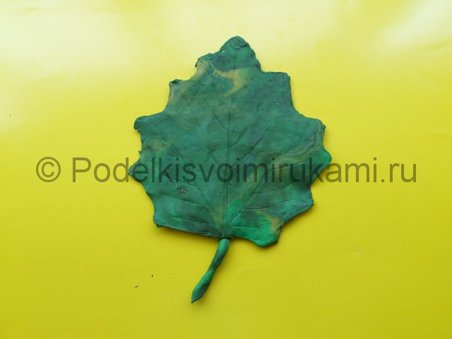 Лепка листьев из пластилина. Шаг №5.