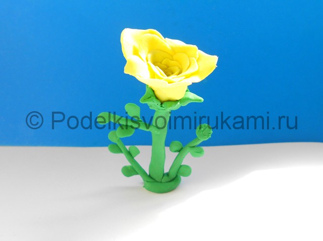 Лепка жёлтой розы из пластилина. Итоговая поделка. Фото 3.