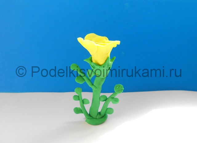 Лепка жёлтой розы из пластилина. Итоговая поделка. Фото 4.