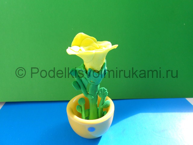 Лепка жёлтой розы из пластилина. Итоговая поделка. Фото 5.