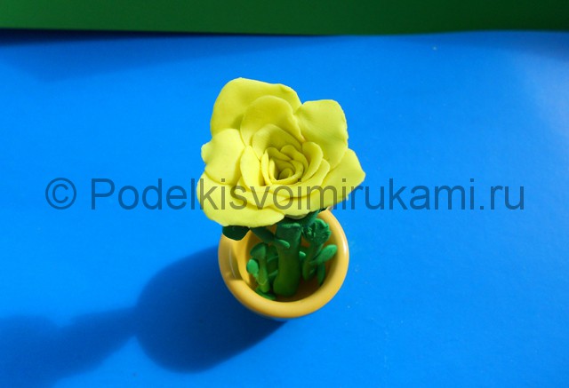 Лепка жёлтой розы из пластилина. Итоговая поделка. Фото 6.