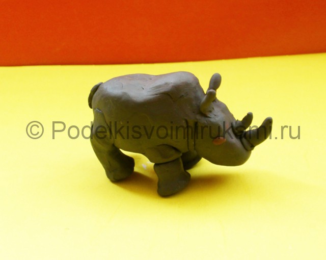 Носорог из пластилина. Итоговый вид поделки. Фото 1.