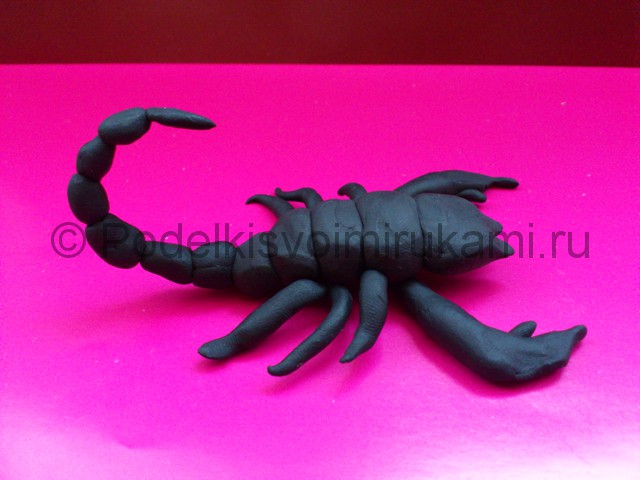 Скорпион из пластилина. Итоговый вид поделки. Фото 2.