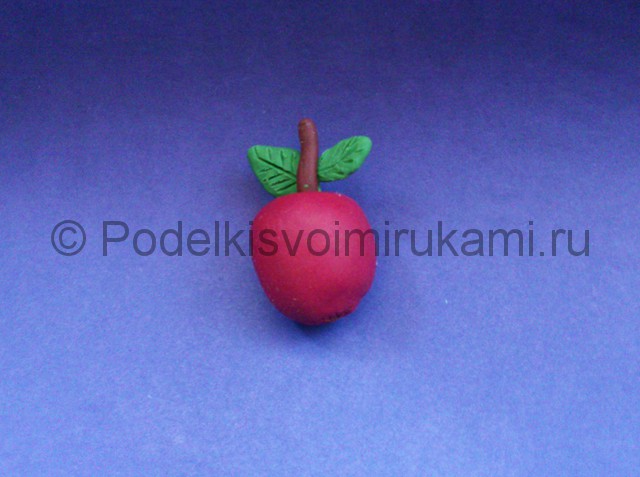 Яблоко из пластилина. Итоговый вид поделки. Фото 1.