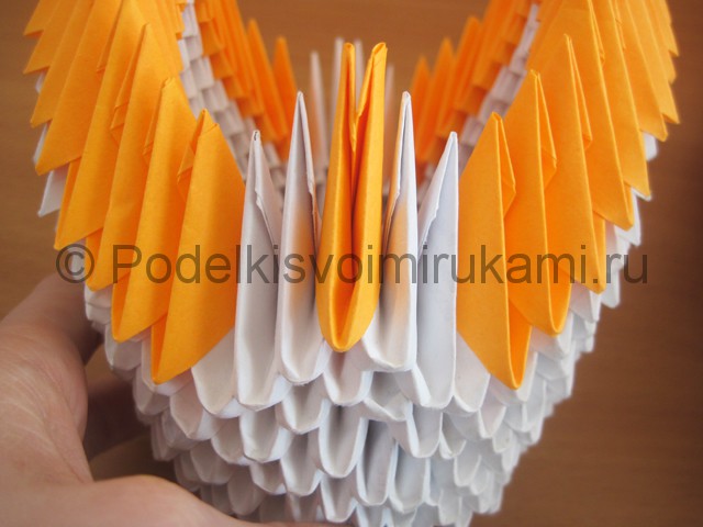 Поделка лебедя оригами из бумаги. Фото 14.
