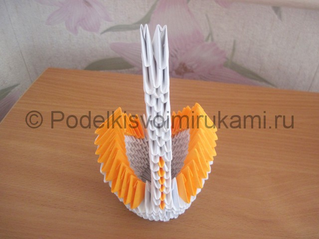 Поделка лебедя оригами из бумаги. Фото 15.