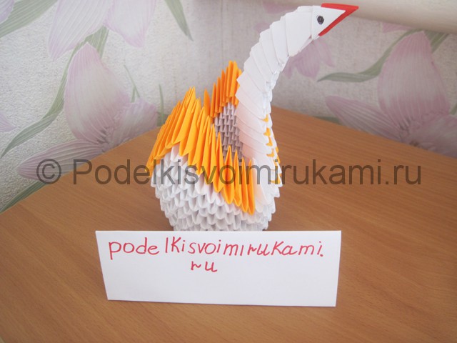 Поделка лебедя оригами из бумаги. Фото 18.