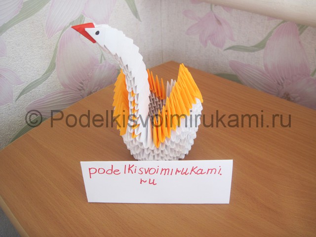 Поделка лебедя оригами из бумаги. Фото 19.