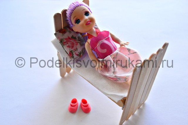 Как сделать кровать для куклы своими руками. Итоговый вид поделки. Фото 1.