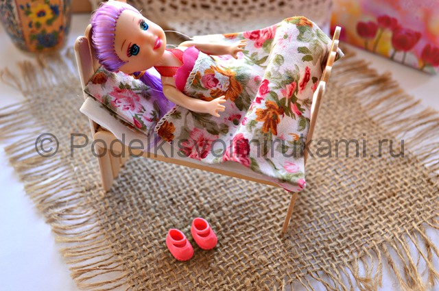 Как сделать кровать для куклы своими руками. Итоговый вид поделки. Фото 2.