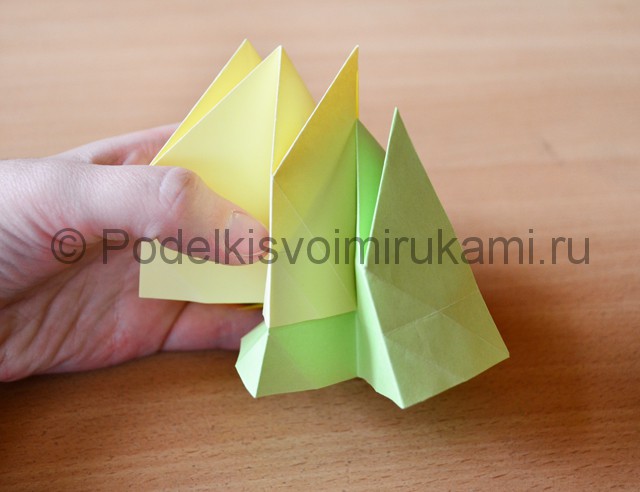 Как сделать фейерверк из бумаги. Фото 20.