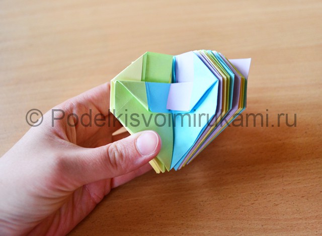 Как сделать фейерверк из бумаги. Фото 25.