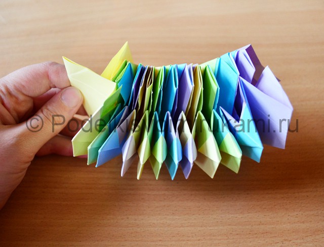Как сделать фейерверк из бумаги. Фото 26.