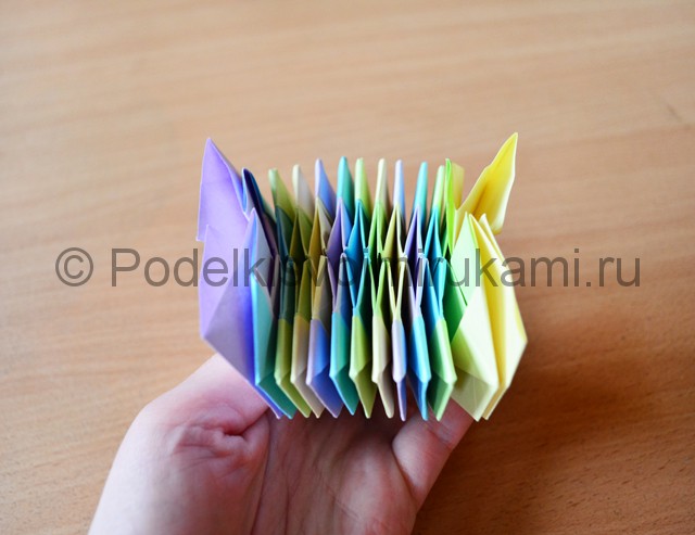 Как сделать фейерверк из бумаги. Фото 27.