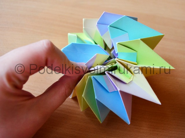 Как сделать фейерверк из бумаги. Фото 29.