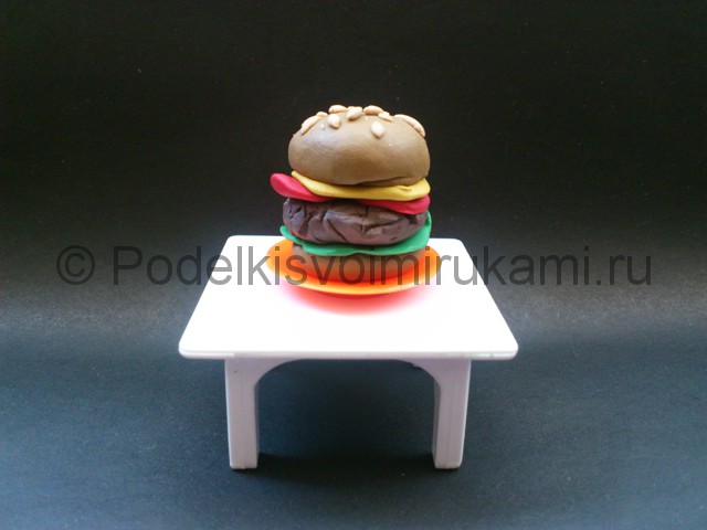 Как сделать гамбургер из пластилина. Итоговый вид поделки. Фото 2.