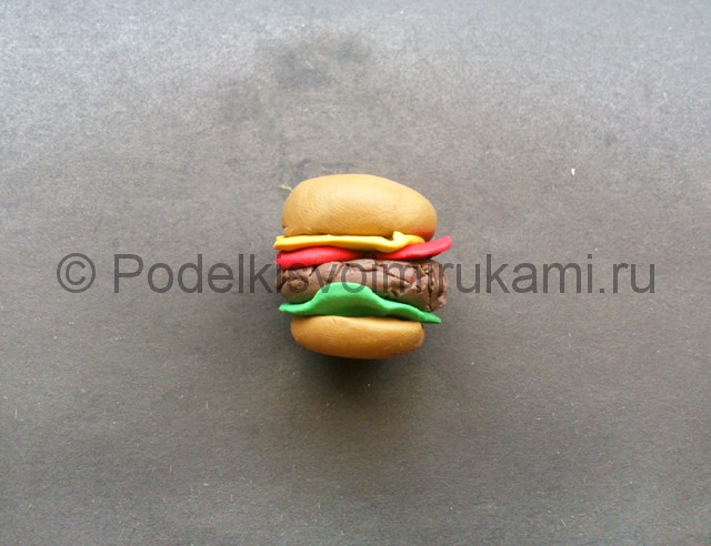 Как сделать гамбургер из пластилина. Шаг №9.