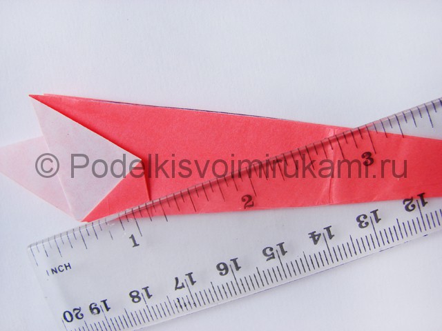 Как сделать лебедя из бумаги в технике оригами. Фото 13.