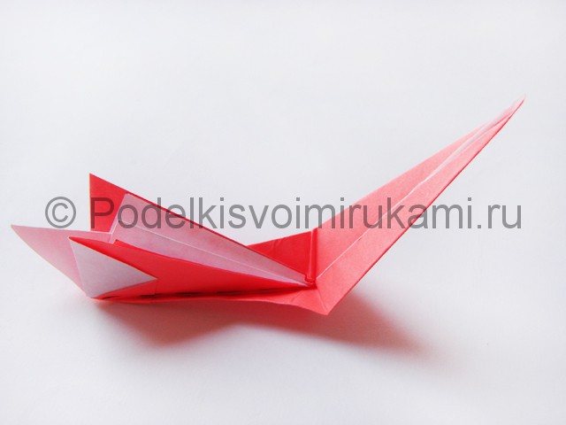 Как сделать лебедя из бумаги в технике оригами. Фото 18.