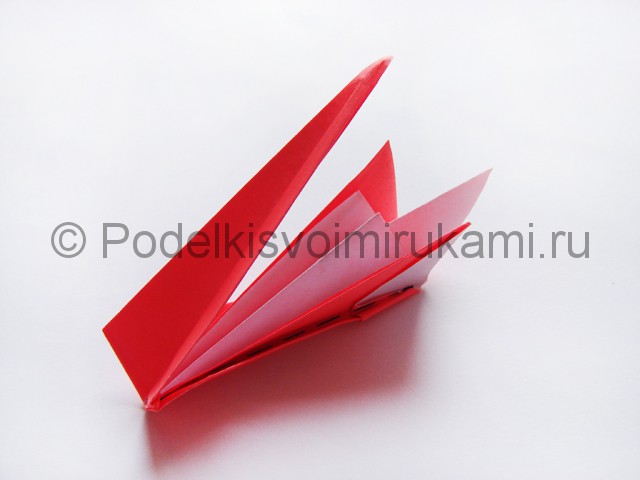 Как сделать лебедя из бумаги в технике оригами. Фото 20.