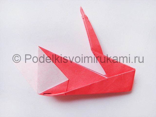 Как сделать лебедя из бумаги в технике оригами. Фото 25.