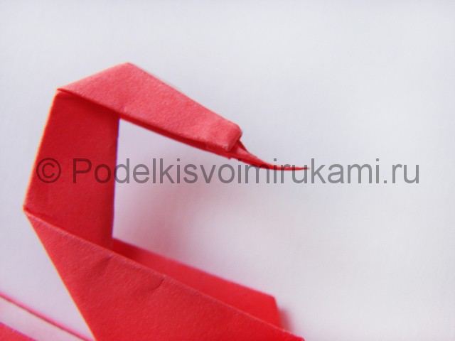 Как сделать лебедя из бумаги в технике оригами. Фото 28.