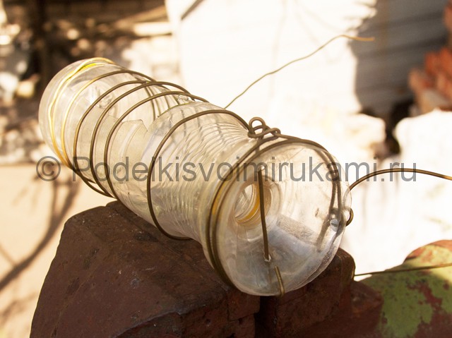 Кормушка для цыплят из пластиковой бутылки. Фото 9.