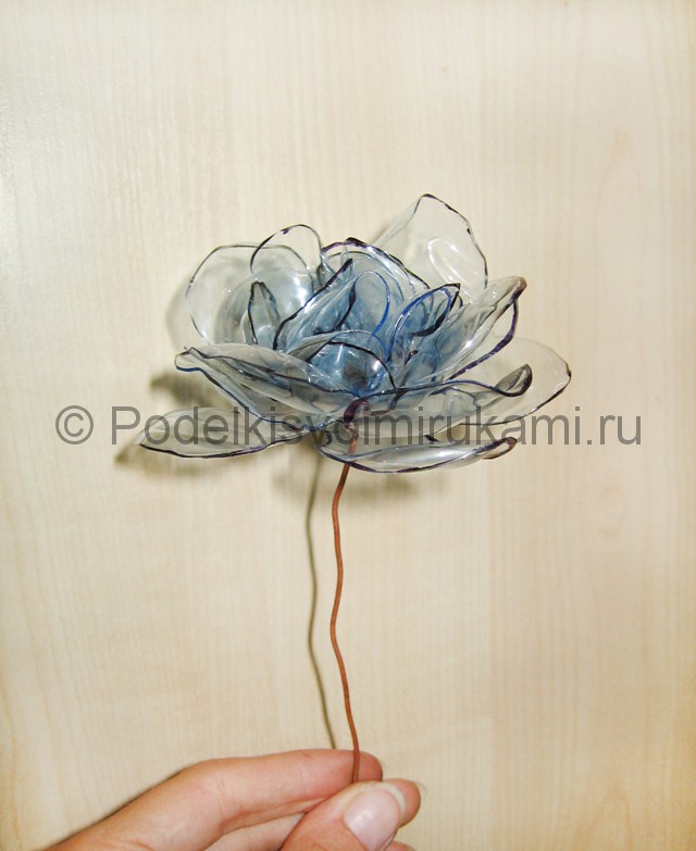 Как сделать цветок из пластиковой бутылки. Итоговый вид поделки. Фото 1.