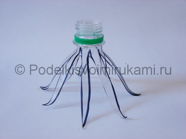 Как сделать лягушку из пластиковых бутылок. Фото 12.
