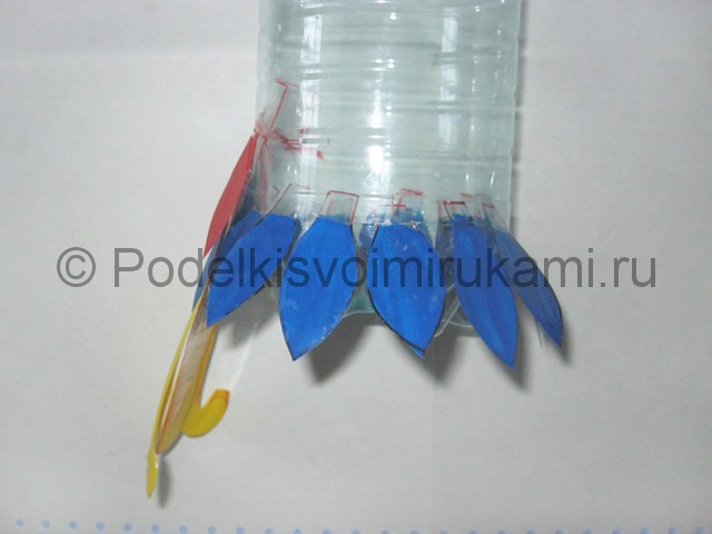 Как сделать попугая из пластиковых бутылок. Фото 11.