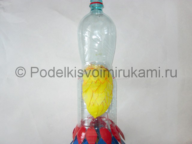 Как сделать попугая из пластиковых бутылок. Фото 12.