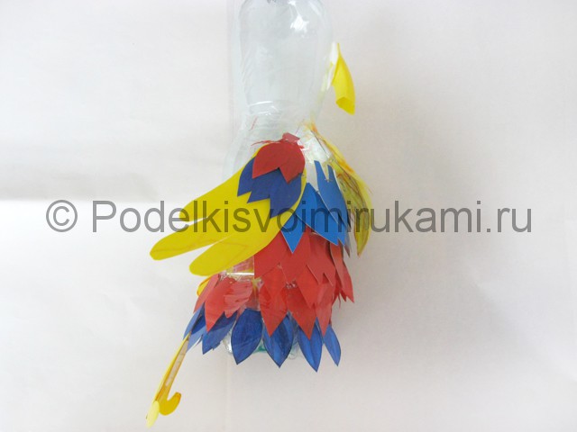 Как сделать попугая из пластиковых бутылок. Фото 13.