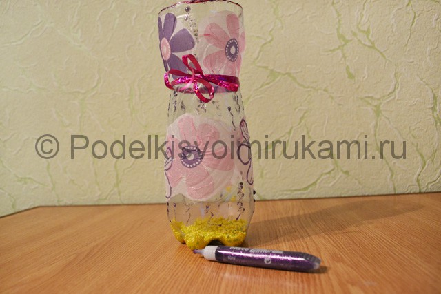Как сделать вазу из пластиковой бутылки. Фото 10.
