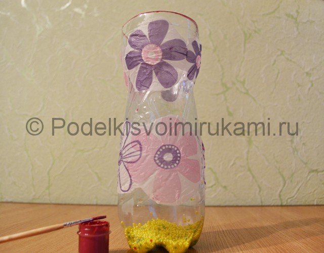 Как сделать вазу из пластиковой бутылки. Фото 9.