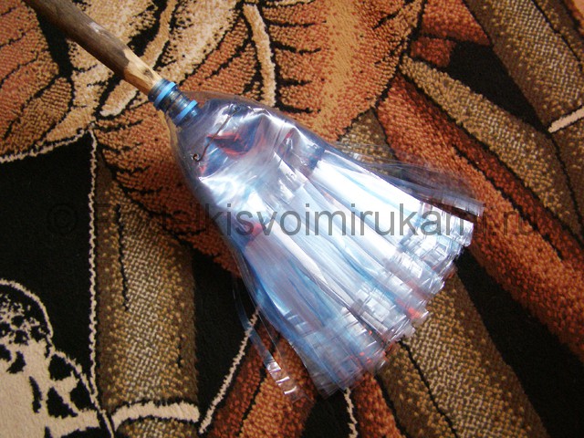 Метла из пластиковых бутылок своими руками. Фото 25.