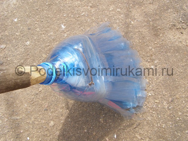 Метла из пластиковых бутылок своими руками. Фото 26.