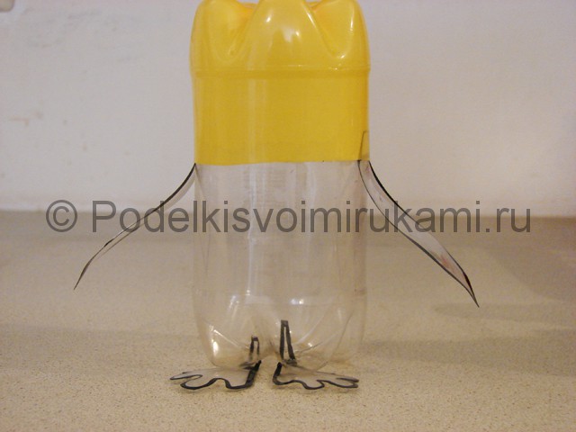 Пингвин из пластиковых бутылок своими руками. Фото 14.