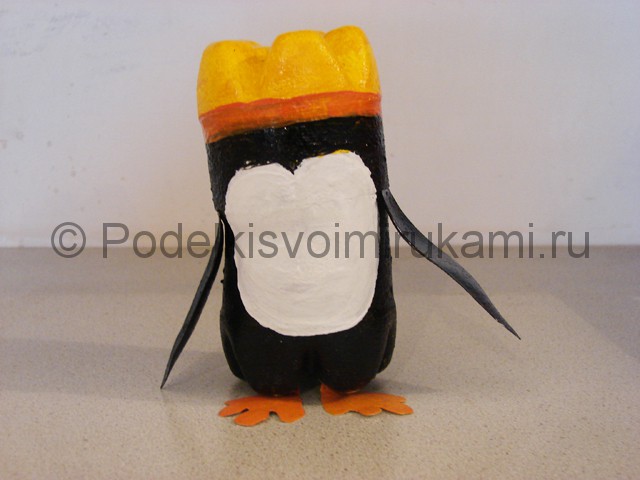 Пингвин из пластиковых бутылок своими руками. Фото 20.