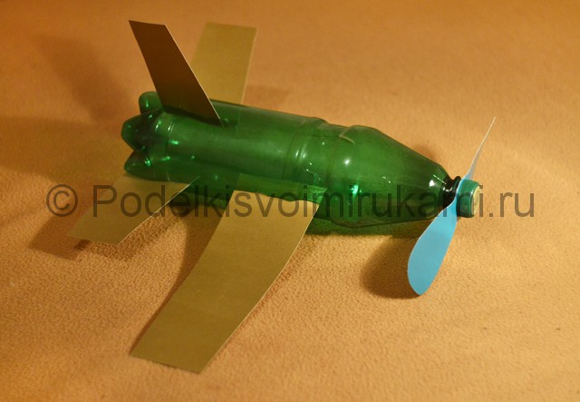 Самолёт из пластиковой бутылки своими руками. Фото 10.