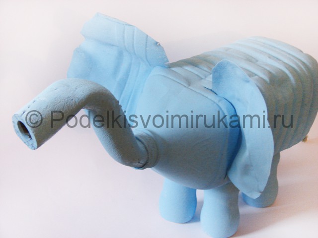 Слон из пластиковых бутылок своими руками. Фото 11.