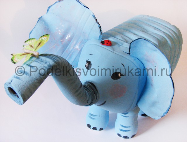 Слон из пластиковых бутылок своими руками. Фото 14.