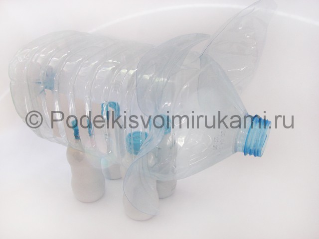 Слон из пластиковых бутылок своими руками. Фото 7.