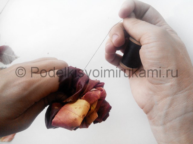Делаем букет роз из осенних листьев - фото 8.