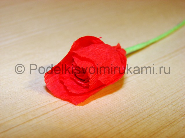 Изготовление розы из гофрированной бумаги - фото 13.