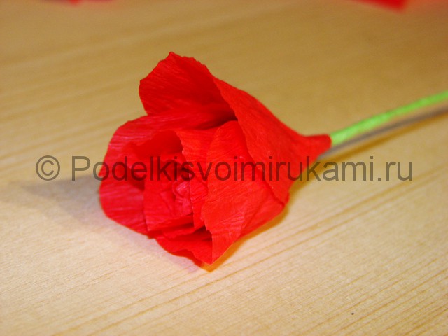 Изготовление розы из гофрированной бумаги - фото 15.