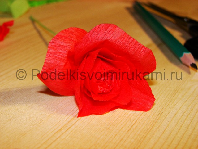 Изготовление розы из гофрированной бумаги - фото 16.