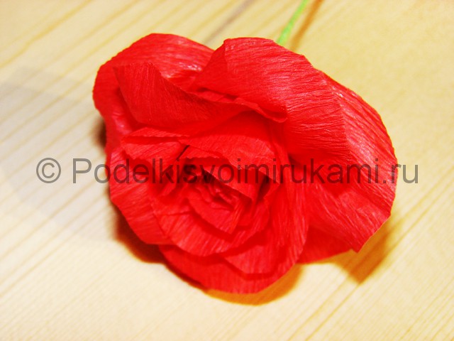 Изготовление розы из гофрированной бумаги - фото 19.
